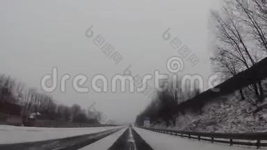 车载仪表板摄像头，高速公路上下雪